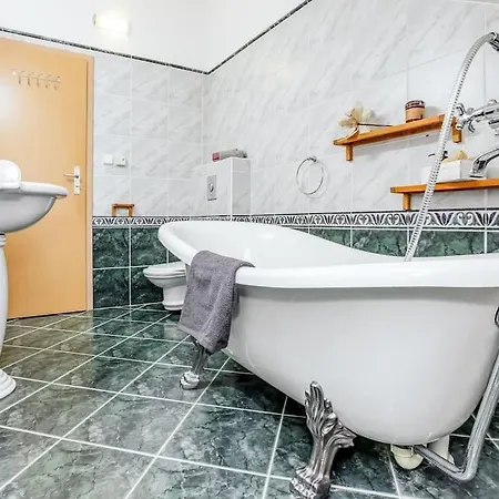Apartmán Utulny A Prostorny Podkrovni S Krbovymi Kamny